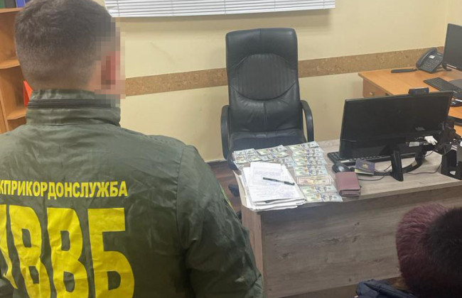 На держкордоні жінка спробувала за 1800 доларів «купити» виїзд для свого чоловіка – ДПСУ