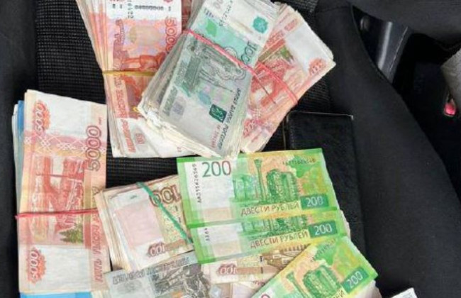 Міняли валюту на рублі: сумчанам, які допомагали окупантам, повідомили про підозру