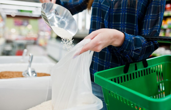 Українці скоротили придбання пластикових пакетів від 40% до 90% – Мінекономіки
