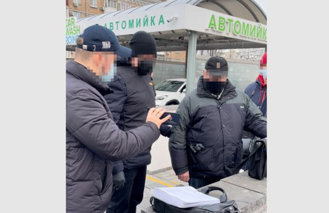 ГБР сообщило о подозрении помощнице судьи за взятку в 12 тысяч долларов США