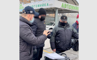 ДБР повідомило про підозру помічниці судді за хабар у 12 тисяч доларів США