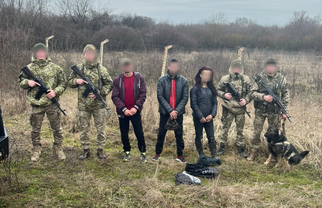 На Закарпатье трое мужчин, один из которых притворялся женщиной, пытались незаконного пересечь границу