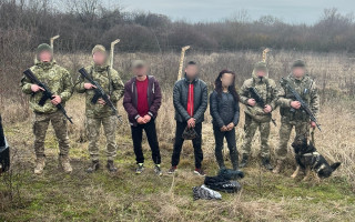 На Закарпатье трое мужчин, один из которых притворялся женщиной, пытались незаконного пересечь границу