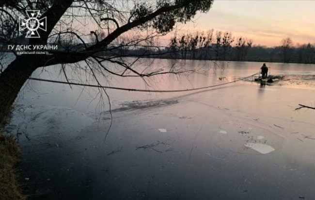 На Київщині чоловік з дитиною опинилися в пастці посеред річки