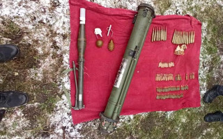 Правоохоронці в домі жителя Тернопільщини знайшли дві гранати, майже двісті патронів різного калібру, 2 РПГ та димову шашку