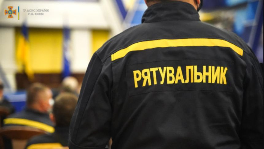 В Киеве спасатели освободили ребенка с «ловушки»
