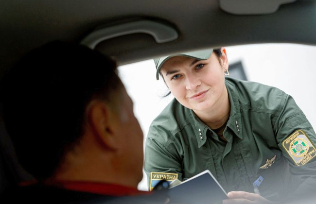 ДПСУ: Непридатним до служби та жінкам-чиновникам, суддям та депутатам також заборонено виїзд за незначними виключеннями