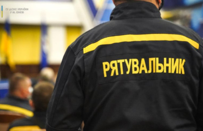 В Киеве спасатели освободили ребенка с «ловушки»