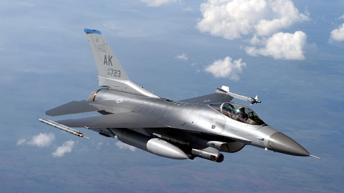 Скільки коштує «закрити небо» над Україною винищувачами F-16: аналітики назвали суму