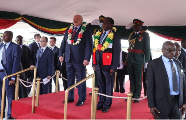 Білорусь шукає «друзів» в Африці: Лукашенко прилетів до Зімбабве