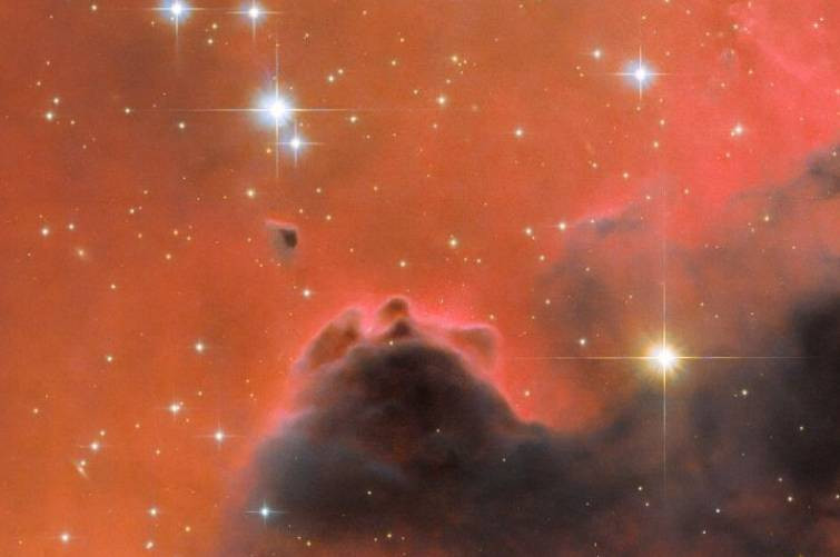 Астрономы показали впечатляющие снимки красной туманности Душа с молодыми звездами