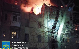 Ракетний удар по житловому будинку у Харкові: з'явилися фото з місця інциденту