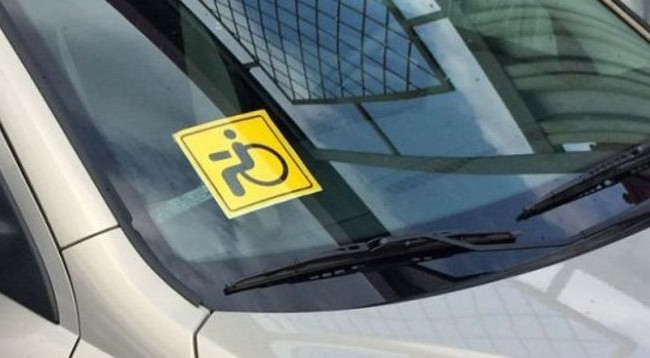 В Украине сменился знак «водитель с инвалидностью»