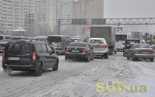 Київ вночі засипало снігом: водіїв просять не виїжджати без потреби