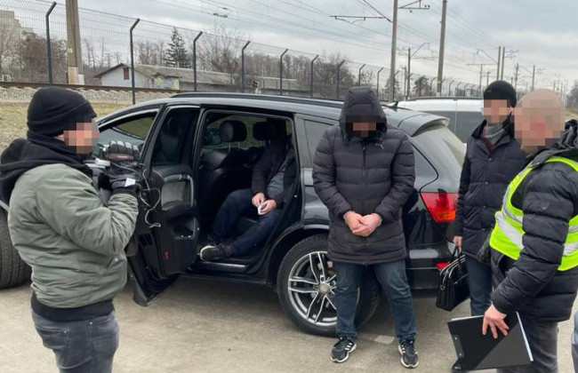 Багатодітний батько або волонтер: викрито чергову схему незаконного виїзду за кордон
