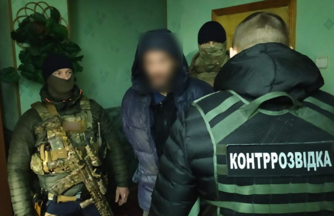 Передавали фсб місця знаходження складів боєприпасів та позиції ЗСУ: затримали двох агентів рф