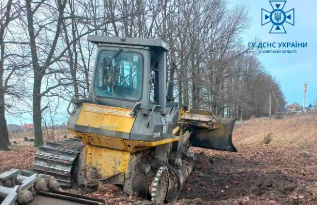 На Київщині гусеничний бульдозер підірвався на протитанковій міні, фото
