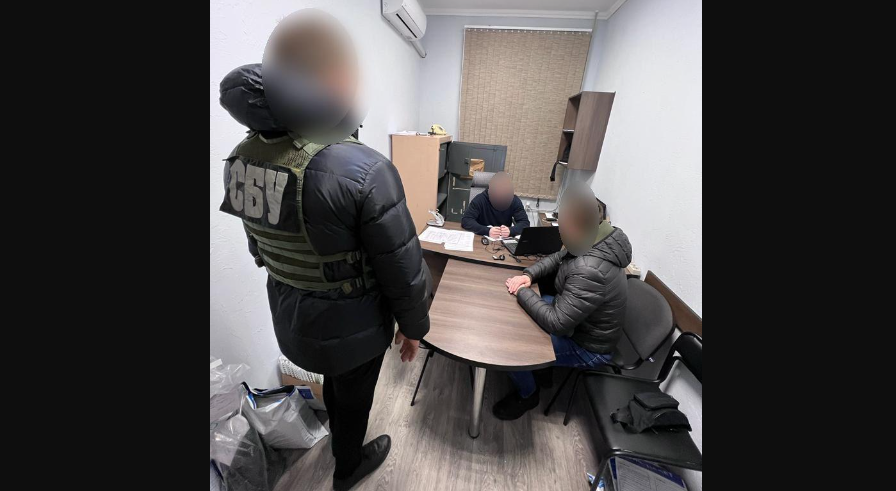 Заволодіння 1,4 млн грн, виділених на ліквідацію наслідків обстрілів: підозрюють двох посадовців Сумської ОВА