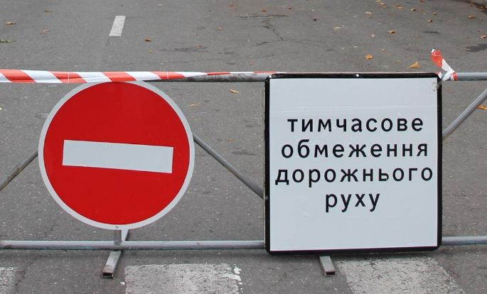 У Києві на одній з вулиць частково обмежили рух транспорту: де та чому