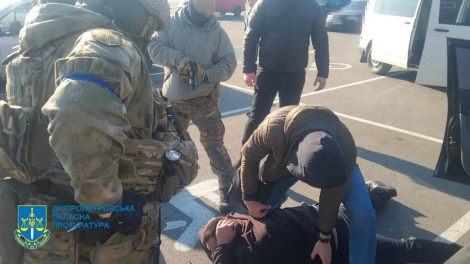 Сымитировали смертельное ДТП и требовали деньги: в Днепре задержали банду вымогателей