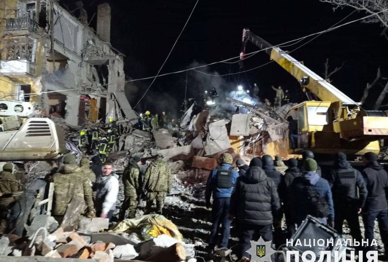Удар по будинку в Краматорську: 21 людина отримала поранення, з них 8 — госпіталізували, фото