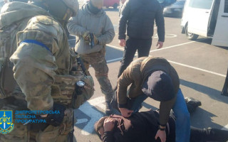 Зімітували смертельну ДТП та вимагали гроші: у Дніпрі викрили банду вимагачів