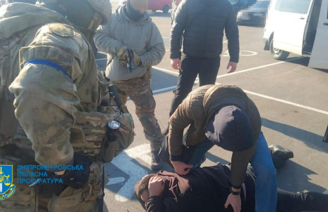 Зімітували смертельну ДТП та вимагали гроші: у Дніпрі викрили банду вимагачів