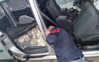 На кордоні чоловік намагався завезти в Україну під обшивкою мікроавтобуса 9 млн в купюрах по 100 гривень, фото