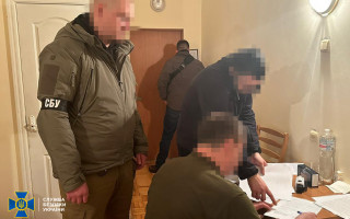 Керівництво Центральної військово-лікарської комісії викрили на хабарі, а на роботі та вдома знайшли мільйони готівки
