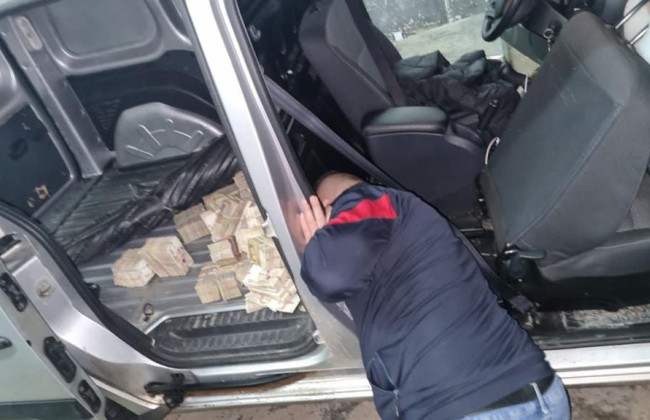 На границе мужчина пытался завезти в Украину под обшивкой микроавтобуса 9 млн в купюрах по 100 гривен, фото