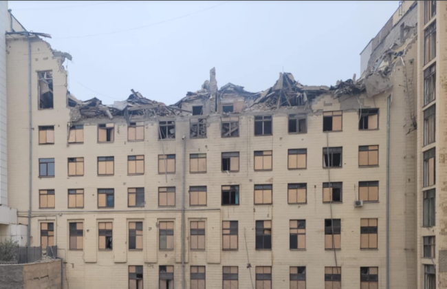 Російська ракета влучила у будівлю університету Бекетова у Харкові: 5 поранених