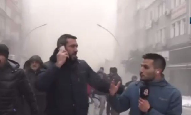 Землетрясение в Турции: появилось видео, как люди убегают от падающих зданий