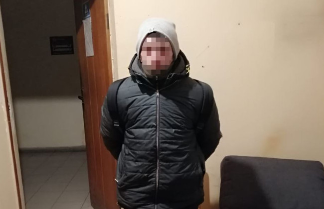 Разбивал окна авто и крал вещи из салона: в Киеве задержали мошенника