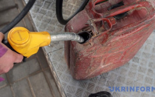В Естонії заборонили ввозити каністри з російським паливом