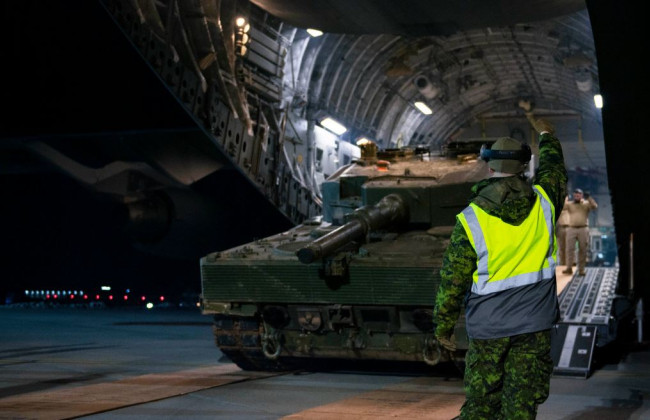 Первый из четырех обещанных Канадой танков Leopard 2 прибыл в Польшу