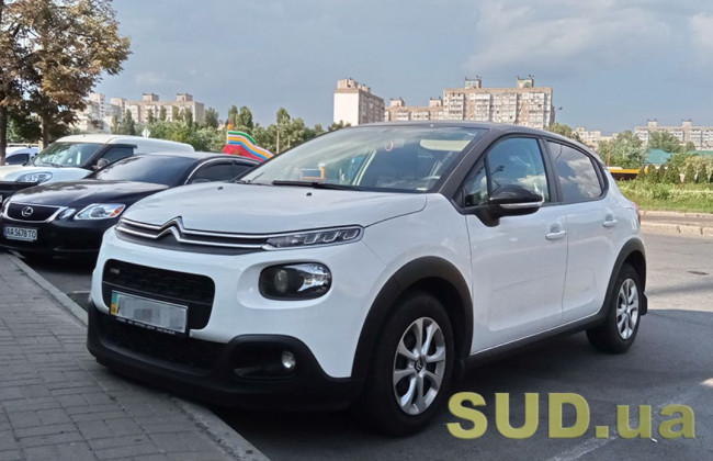 Водіям нагадали, які документи потрібно для перетину кордону на власному авто