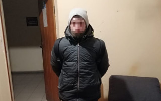 Розбивав вікна авто і викрадав речі з салону: у Києві затримали шахрая