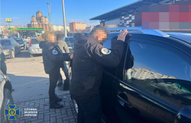 За хабар обіцяли швидке проходження черги на кордоні: затримали інспекторів Укртрансбезпеки