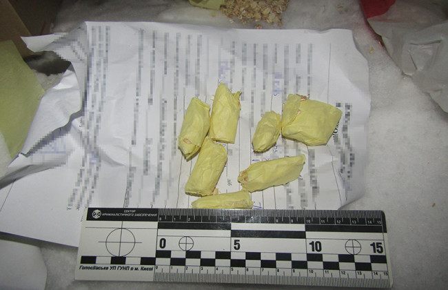 Збували наркотики в упаковках вівсяних пластівців: у Києві затримано двох наркоторговців