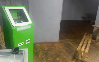 Мешканець Житомирщини лавкою розтрощив термінал через зависоку, на його думку, комісію