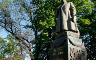 У Києві демонтують пам’ятники Ватутіну і Чкалову
