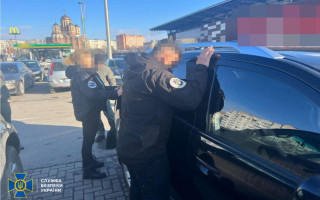 За хабар обіцяли швидке проходження черги на кордоні: затримали інспекторів Укртрансбезпеки