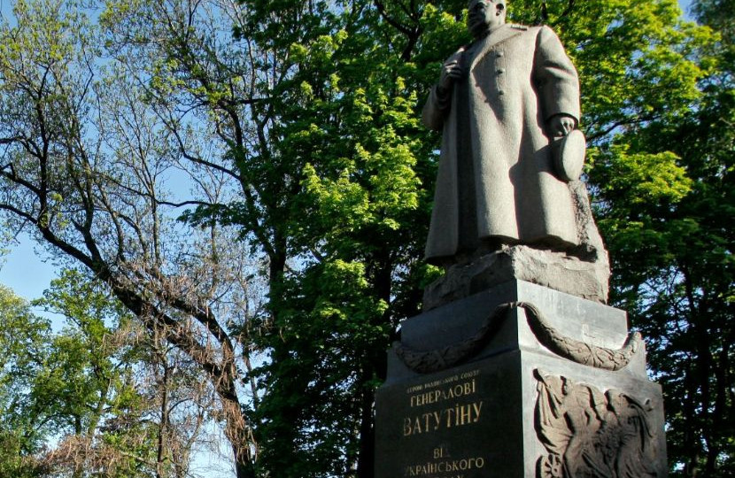 У Києві демонтують пам’ятники Ватутіну і Чкалову
