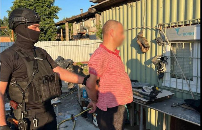 Наркотики, зброя і прапор рф: у Києві судитимуть наркоугруповання