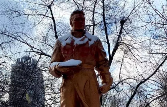 В Киеве начали демонтировать памятник Чкалову, видео