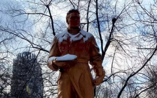 У Києві почали демонтувати пам’ятник Чкалову, відео