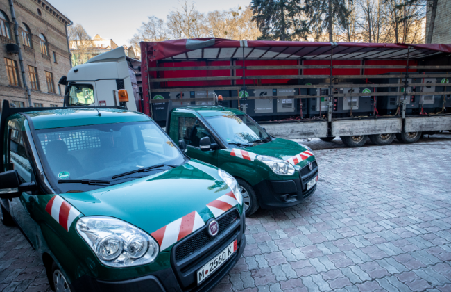 Столичні поліцейські та комунальники отримали автомобілі, які Києву передали німецькі партнери