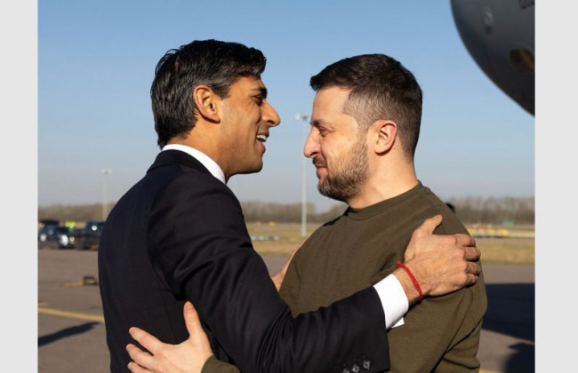 Зеленський прилетів до Британії: він зустрінеться з британським королем Чарльзом ІІІ — ЗМІ