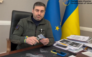 Уповноважений Ради з прав людини Лубінець пошматував членський квиток Європейського інституту Омбудсмана на знак протесту, відео