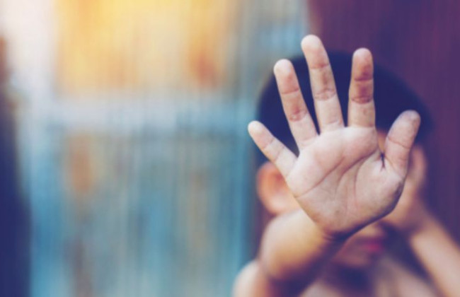 Била та лаяла 13-річного сина: суд покарав киянку за домашнє насильство